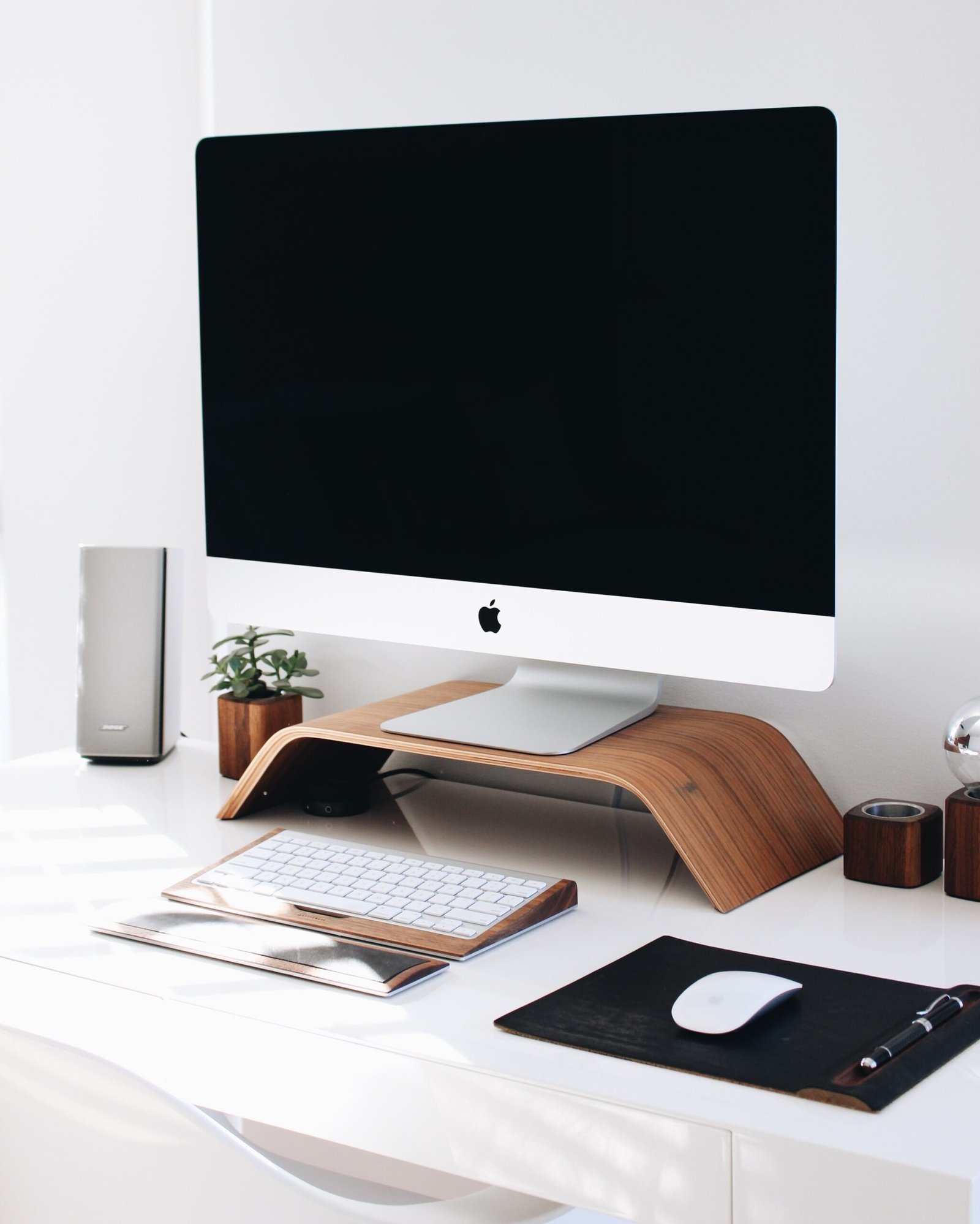 Info Tech Blogs 22 white iMac